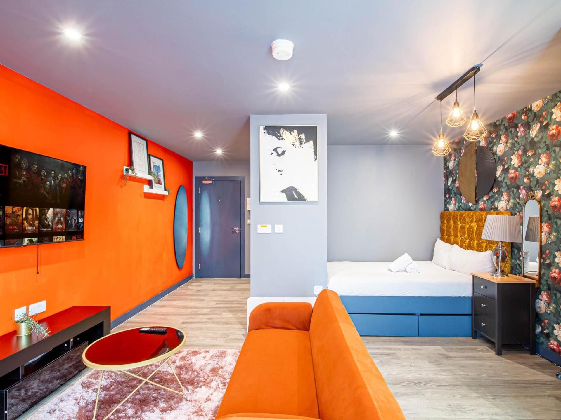 Bright And Spacious In Centre *
