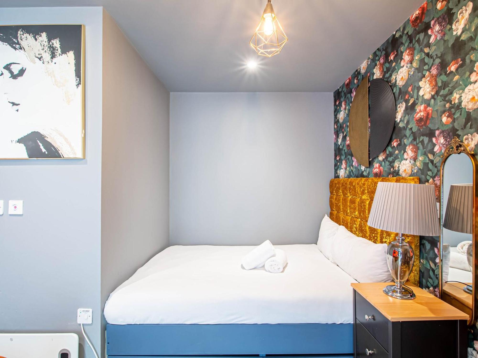 Bright And Spacious In Centre Apartment *